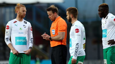 IFK Mariehamn-spelare omringar domaren.