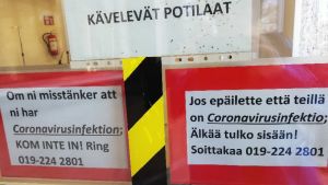 Jourpolikliniken vid Raseborgs sjukhus uppmanar folk vid dörren att ringa istället för att komma in. En skylt vid ingången till en jourpoliklinik.