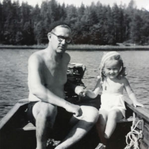 Marja-Liisa Honkasalo isänsä kanssa moottoriveneessä.