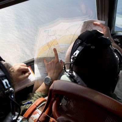 Pilotit lukee karttaa.