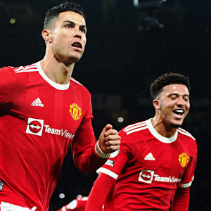 Cristiano Ronaldo och Jadon Sancho firar mål för Manchester United.