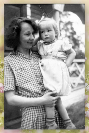 Tuva tillsammans med sin mamma, författaren Mirjam Tuominen. Vegas sommarpratare Tuva Krsströms svartvita fotografi med sin mamma författaren Mirjam Tuominen.enne som barn i famnen på