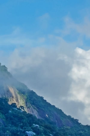 Jesus-statyn på bergstoppen i Rio De Janeiro i Brasilien