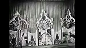Scenen med de tre karusellerna. På bilden håller karusellen längst till vänster på att svänga. Scenen under Eurovisionen 1959 i Cannes.