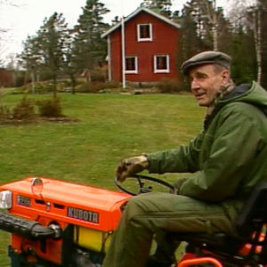Mauno Koivisto ajaa pienoistraktorilla