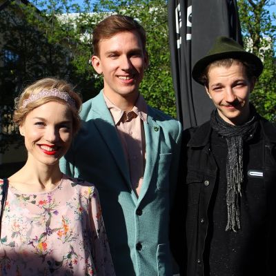 Nuoret ulkona kesällä
