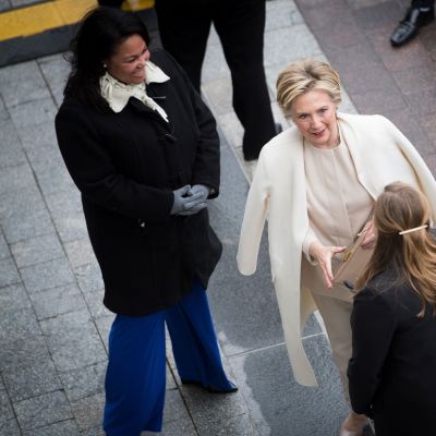 Hillary seuranaan Bill Clinton.