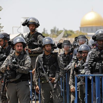 Israelin poliisivoimat vartioivat Jerusalemissa perjantairukokouksen aikana.