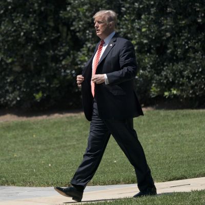 Trump kävelee pihalla.