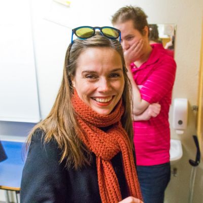 Katrin Jakonsdottir äänestämässä. Hymyilee, aurinkolasit otsalla.