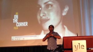Asif Kapadia puhuu dokumenttielokuvistaan Senna ja Amy Koura-seminaarissa Ylessä joulukuussa 2015.