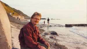 Vuonna 1990 Kari Enqvist muutti Kööpenhaminaan ja unelmoi asettuvansa sinne loppuelämäkseen. Hän työskenteli Nordita-nimisessä tutkimusinstituutissa. Kari Enqvist meren rannalla.