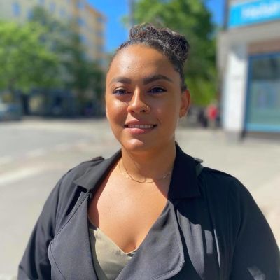 Jasmine Kelekay poserar i Kallio