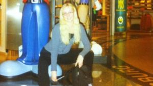Bilden är från en filminspelningsresa till Barcelona, Spanien. Satu är gymnasieflicka och har redan gjort flera porrfilmer Puma Marianna Moore på Barcelona flygplats