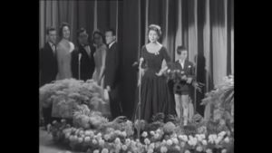 Lys Assia framför Refrain 1956. Lys Assia framför sitt vinnarbidrag i den första Eurovisionstävlingen.