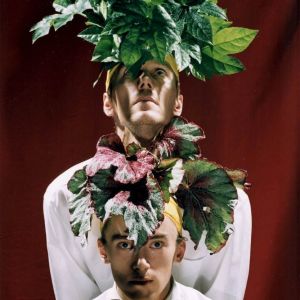 Sakari Viika: detalj ur Lyijyn punaa med Ari Tenhula, Jyrki Karttunen och Alpo Aaltokoski, 1997. Sakari Viikas fotografi av Ari Tenhula, Jyrki Karttunen och Alpo Aaltokoski i Lyijyn punaa, 1997.
