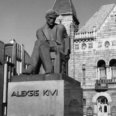 Wäinö Aaltosen veistämä Aleksis Kiven patsas.