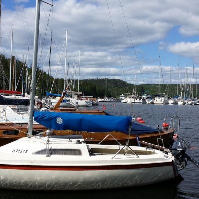 Purjeveneitä Juurikkasaaressa.