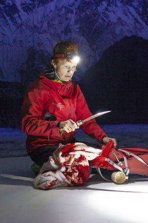 Minna Haapkylän näyttelemä Iina aikoo kiivetä Mount Everestille. Hän istuu lumessa ja tuijottaa kädessään olevaa veistä.