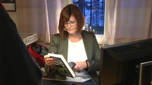 Karita Lindgård har snart jobbat 38 år på Bromavs bibliotek. Biblioteksfunktionär Karita Lindgård