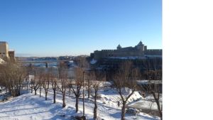 Ryska Ivangorod på andra sidan Narvafloden. Fästningen Ivangorod i Narva.