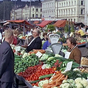 Helsingin kauppatori kesäpäivänä