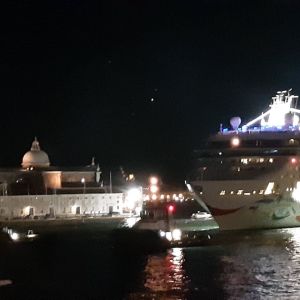 Venetsian kaupunkimaisema ja edustalla suuri kaupallinen risteilyalus.