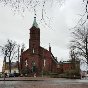 Sankt Henriks katedral, en byggnad i rött tegel, nygotisk stil.