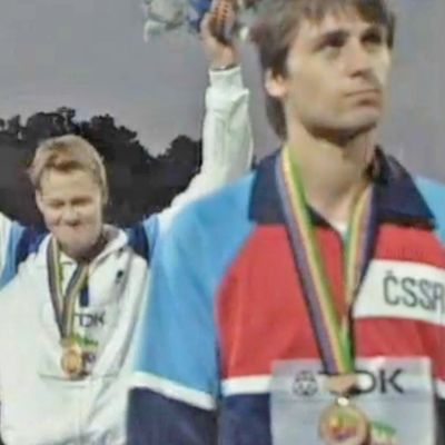 Seppo Räty juhlii keihäskultaa Rooman 1987 MM-kisoissa. Edessä tuima pronssimitalisti Jan Zelesny.