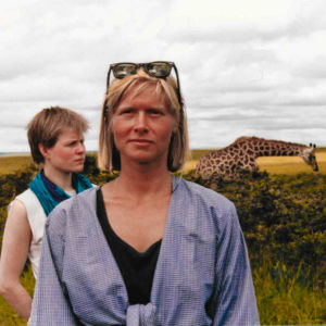 Moira som ung på äventyr i Kenya med vännen Ella. Vegas sommarpratare 2019 Moira von Wright i Afrika med giraff i bakgrunden.