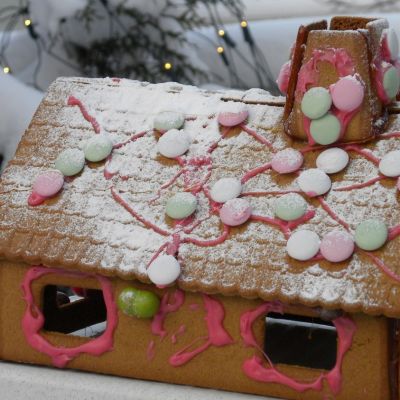 Kuvassa jouluinen piparkakkutalo koristeineen.