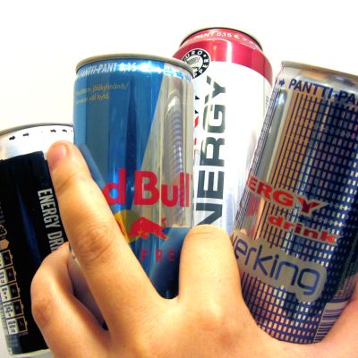Energiajuomatölkkejä ihmisen kädessä.