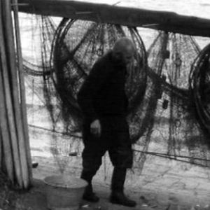 Erakko Arvid Blom tarkastaa kalastusverkkojaan.