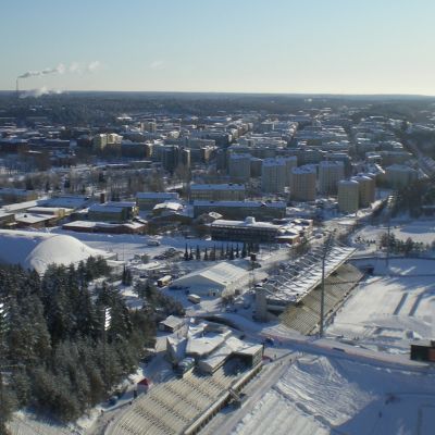 Näkymä talviseen Lahteen hyppyrimäen huipulta.