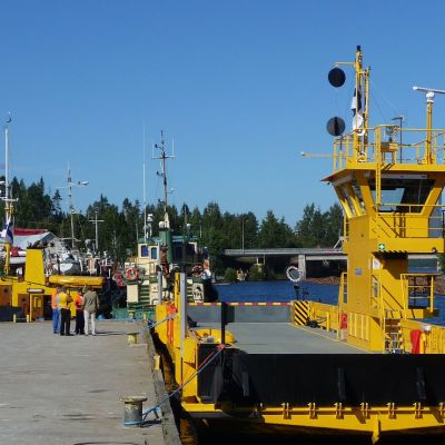 Koivukannan uusi lossi ja hinaaja Kuha