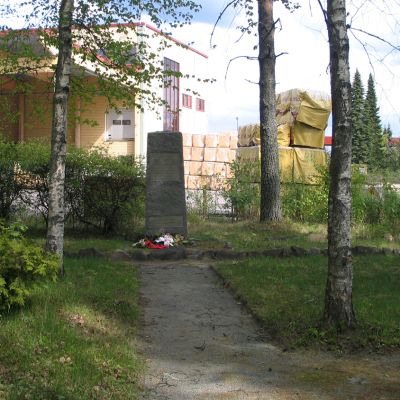 Vierumäen joukkohaudan muistomerkki.