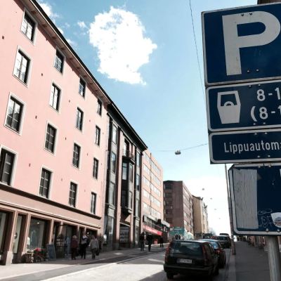 Autoja parkissa Rautatienkadulla Lahdessa.