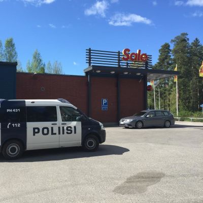 Poliisit menossa Sale-kauppaan.