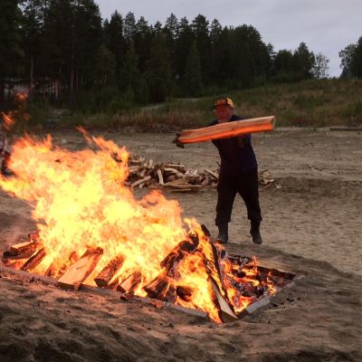 Rosvopaistin tulet palavat Kontiorannassa.