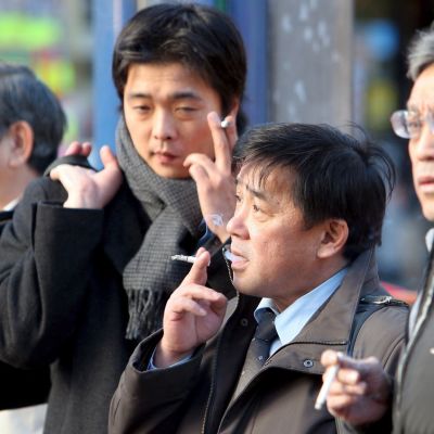 Japanilaisia liikemiehiä tupakkatauolla Tokiossa.