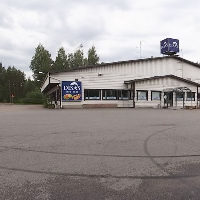 Tyhjä marketin parkkipaikka