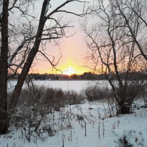 Talvista järvimaisemaa Tampereella auringonlaskun aikaan eli noin kello 15.