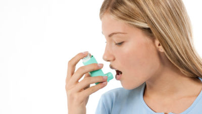 Kvinna med inhalator.
