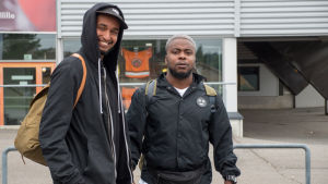 Hanad "Dosdela" Hassan och Luyeye "Seksikäs Suklaa" Konssi når sin publik via sociala medier. Dosdela och Seksikäs Suklaa