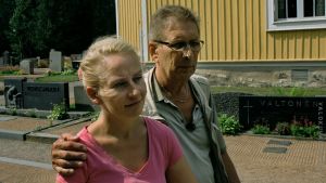 Perhehaudalla. Isä lohduttaa Johannaa. Johanna:"Minulle tuli haudalla tarve halata mun isää. Ja hän halasi mua, me halattiin tosiamme kerran. Isä jotenkin kohteli mua niin kuin tyttärenään. Sellasia jänniä pieniä asioita, mitä mun isä on sanonut retkellä, niin ne ovat hirveän merkittäviä minulle. Tämän reissun aikana isä on puhunut minulle oikeasti asiaa enemmän, kuin koko elinikänäni."