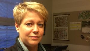 Jeanette Pajunen är grundtrygghetsdirektör i Raseborg. Jeanette Pajunen, grundtrygghetsdirektör i Raseborg, på sitt arbetsrum. Ansiktsbild.
