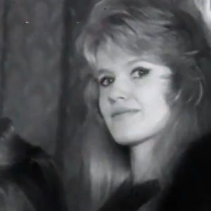 Suomen Brigitte Bardot -kilpailun osanottajia, keskellä voittaja Anita Rindell (1959).
