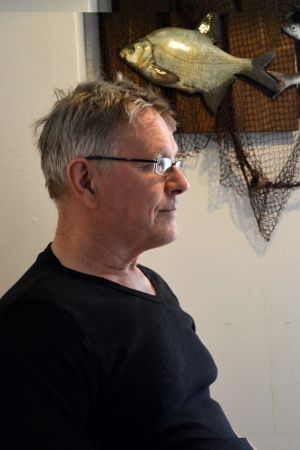 En viss oro över om kunderna börjar undvika bufféer och kaféer i virustiderna finns, säger Ralf Degerth. en man i svart skjorta sitter och tittar bort från kameran