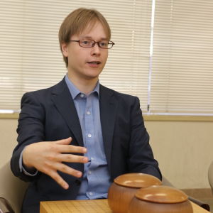 Finlands enda proffsspelare på go, Antti Törmänen. Gospelaren Antti Törmänen
