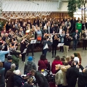 Flashmob i Rewell Center i Vasa. Vasa Övningsskolas gymnasiekör och Wasa Sinfonietta.